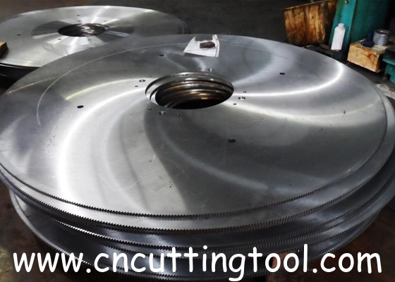 Dynamically balanced taper grounded hot circular saw blade for steel mill