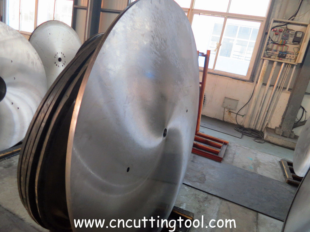 Hot cutting circular saw disc for processing of beams, billets and steel bars