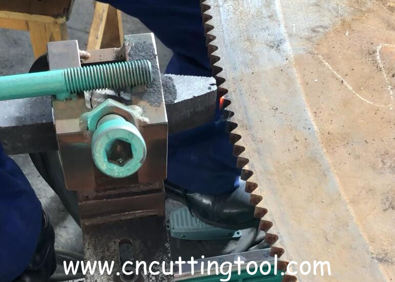 Hot cut circular saw blade teeth repair manual control hardening machine